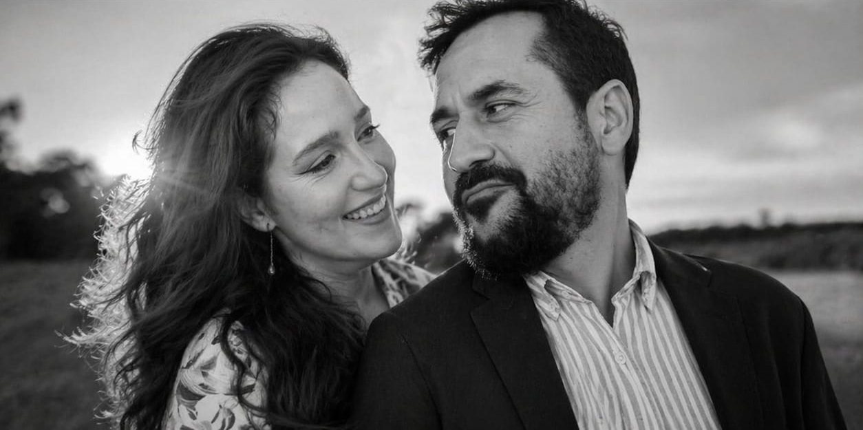 María y Jose al atardecer, retrato en blanco y negro