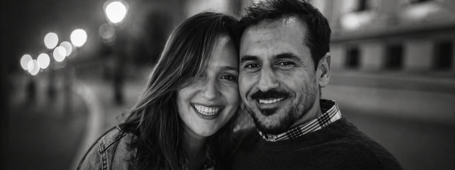 María y Jose sonriendo de noche, retrato en blanco y negro