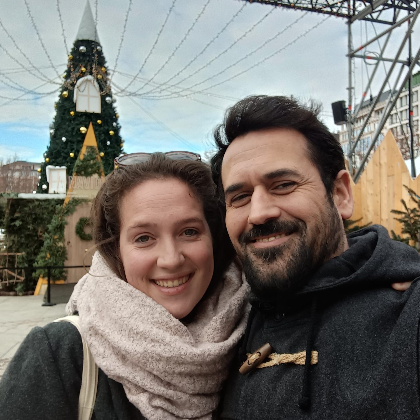 María y Jose junto a un árbol de Navidad