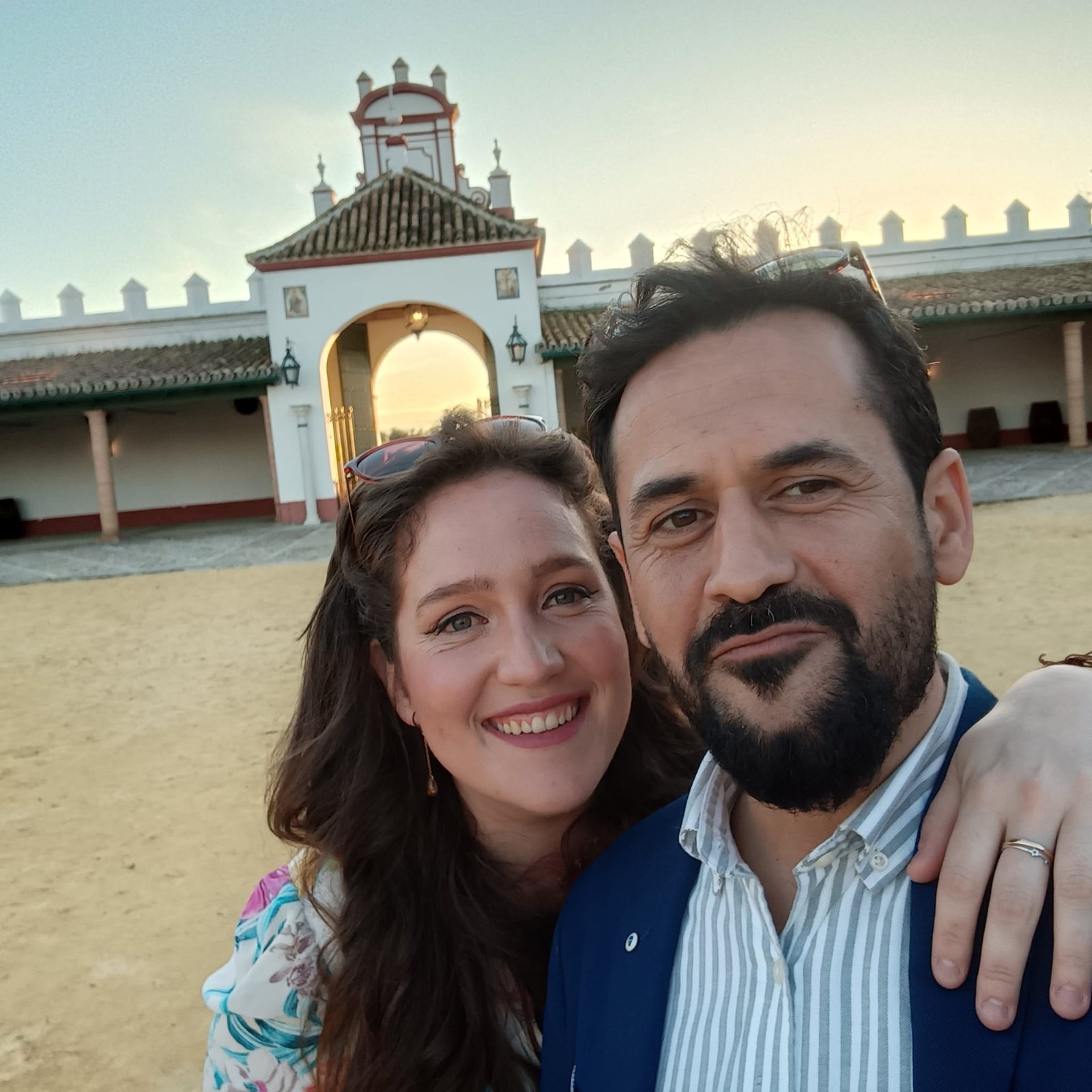 María y Jose en un patio al atardecer