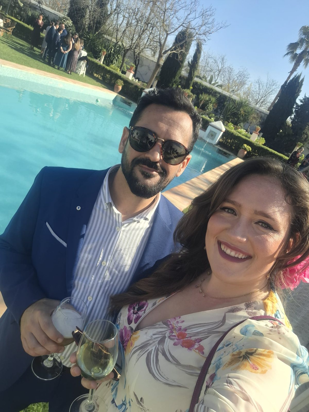 María y Jose vestidos de invitados en una celebración