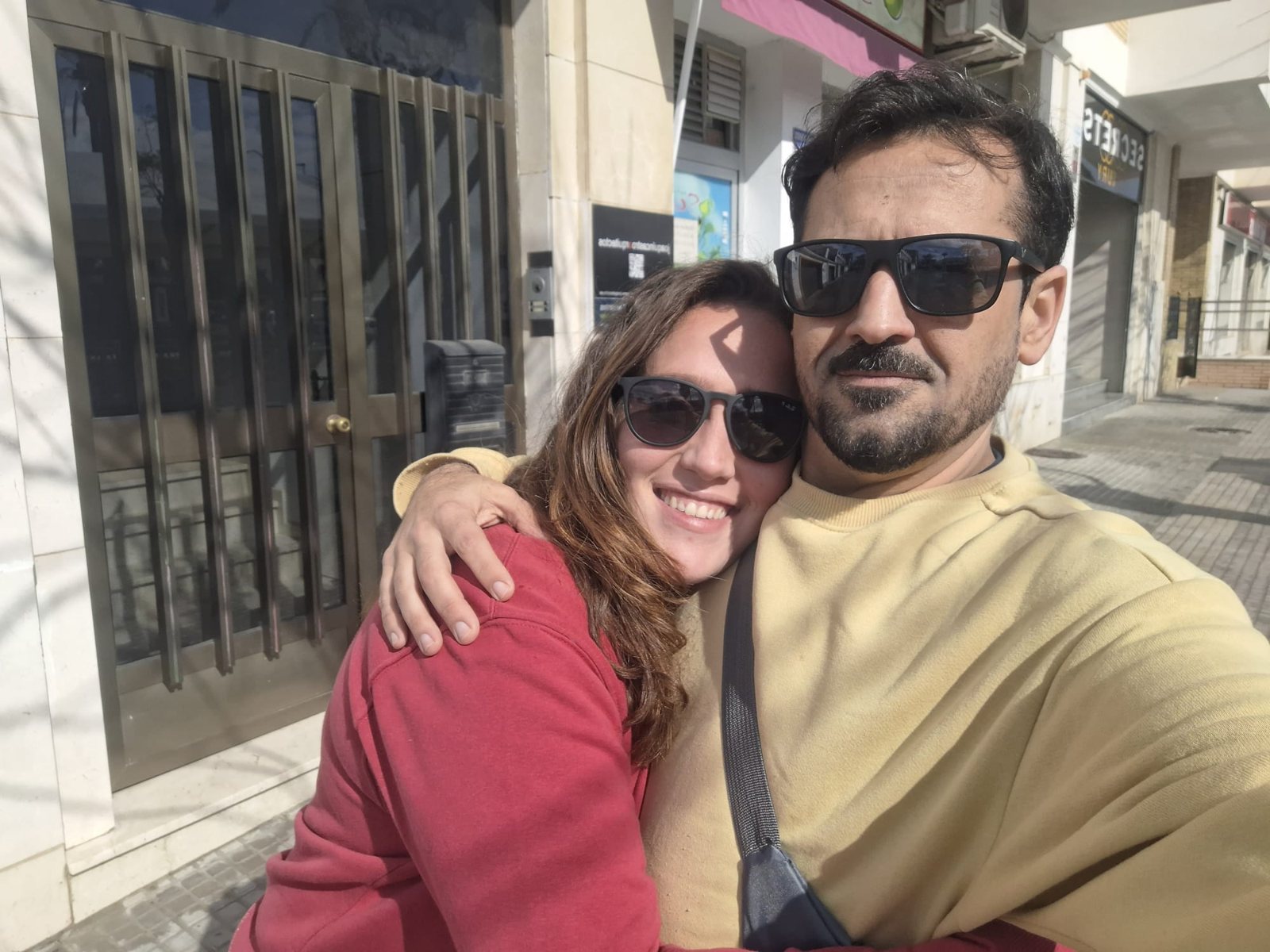María y Jose abrazados en la calle