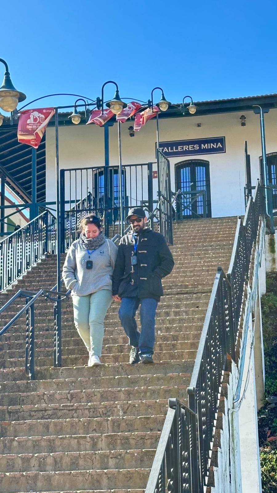 María y Jose bajando unas escaleras