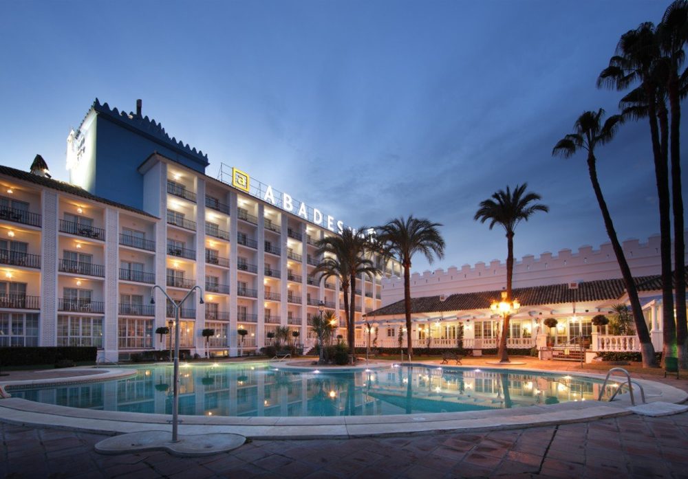 Piscina y fachada del Hotel Abades Benacazón al atardecer