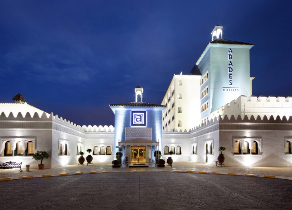 Entrada iluminada del Hotel Abades Benacazón