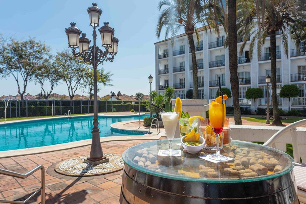 Bar de la piscina del Hotel Abades Benacazón