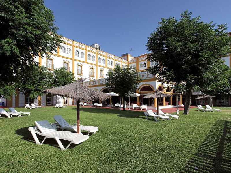Jardín con tumbonas del Exe Gran Hotel Solúcar