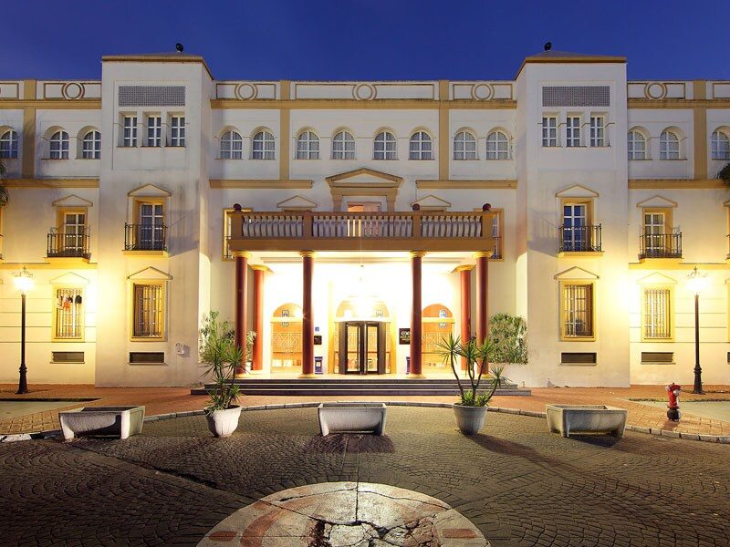 Fachada iluminada del Exe Gran Hotel Solúcar