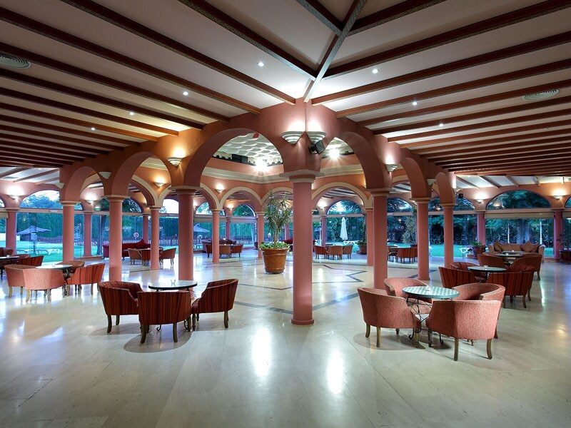 Salón con arcos del Exe Gran Hotel Solúcar