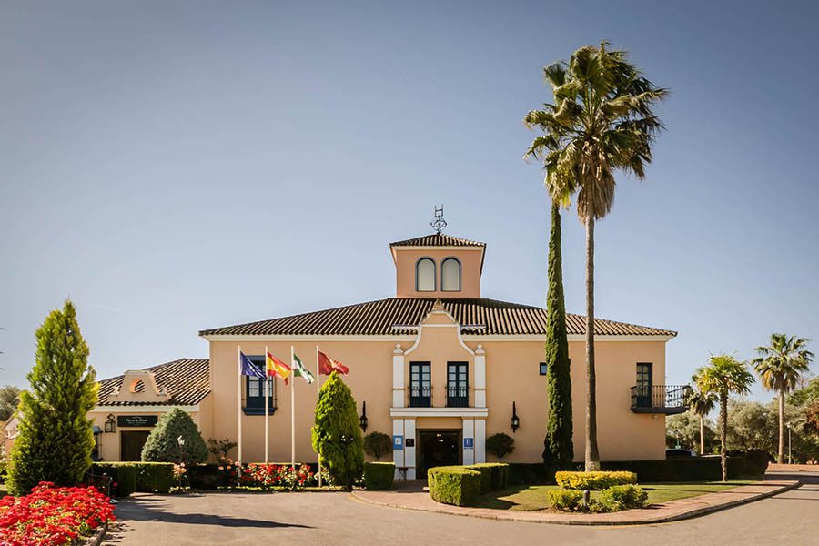Fachada del Hotel YIT Vereda Real, estilo hacienda andaluza
