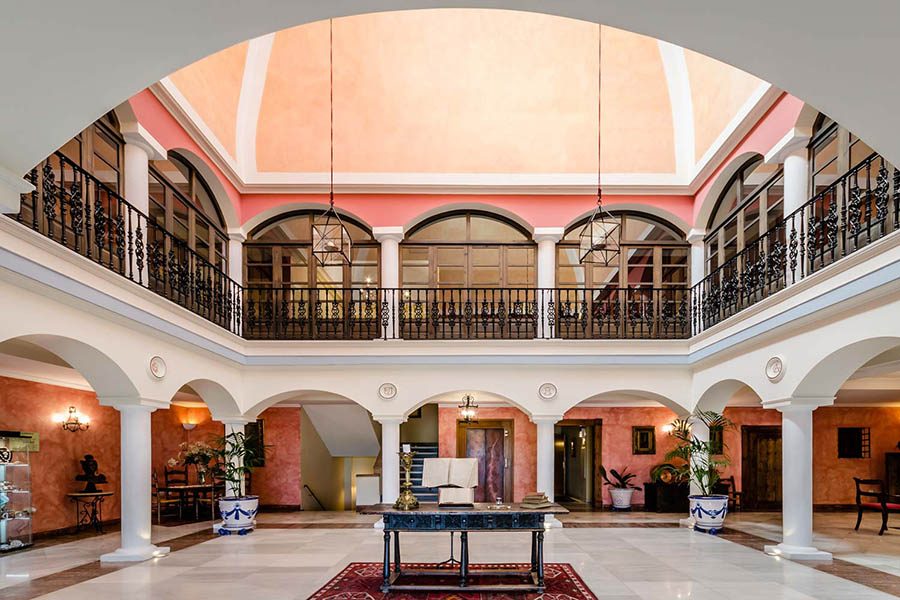 Patio interior con arcos del Hotel Vereda Real