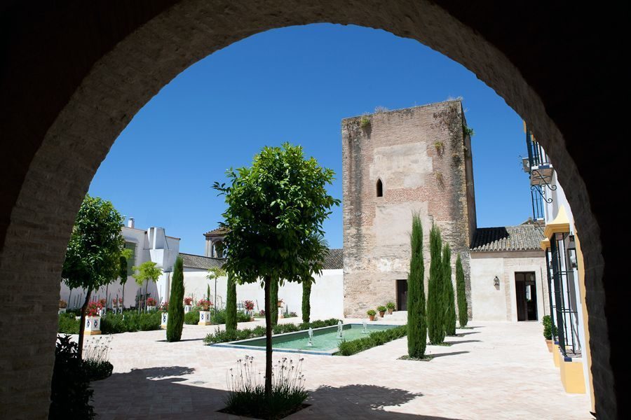 Patio y torre del Santuario de Loreto vistos desde un arco